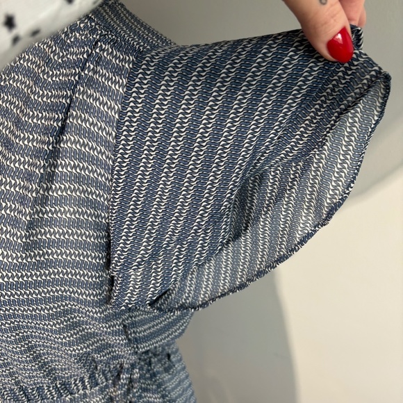 H&M Flutter Sleeve Dress, Dark Blue and white Pattern, V neck, SZ 10, li… - Picture 4 of 9